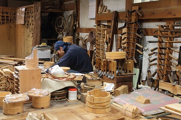 ウィーン万国博覧会では、職人が作り出す工芸品で世界に日本をアピール