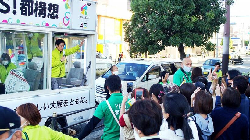 スーパーの前などに吉村知事が乗った街宣車が横付けされると、大阪の女性たちが「吉村さーん」「男前やわー」と叫びながら群がる（撮影／今井一）