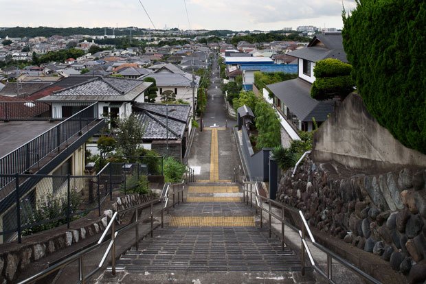 高台にある桜ケ丘住宅地（東京都多摩市）。坂や階段が多く、駅から２０分近くかかる地理的な便の悪さが、このニュータウンを高齢化させている（撮影／今祥雄）