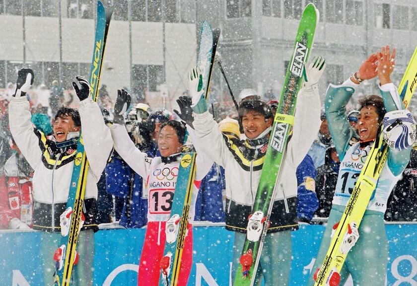 1998年長野五輪でスキージャンプ団体で金メダルを獲得した（左から）原田雅彦選手、岡部孝信選手、斎藤浩哉選手、船木和喜選手
