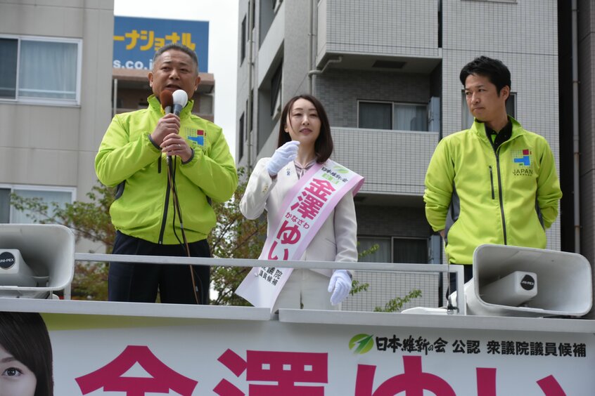 衆院東京15区補欠選挙で候補者の応援演説する日本維新の会の馬場伸幸代表(4月)