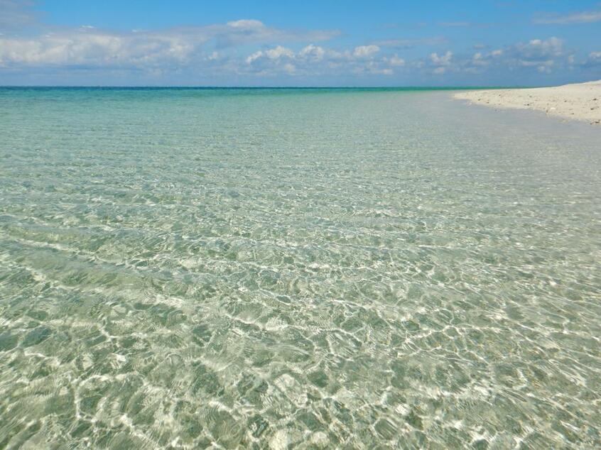 真っ白な浜と透明な海が延々広がる