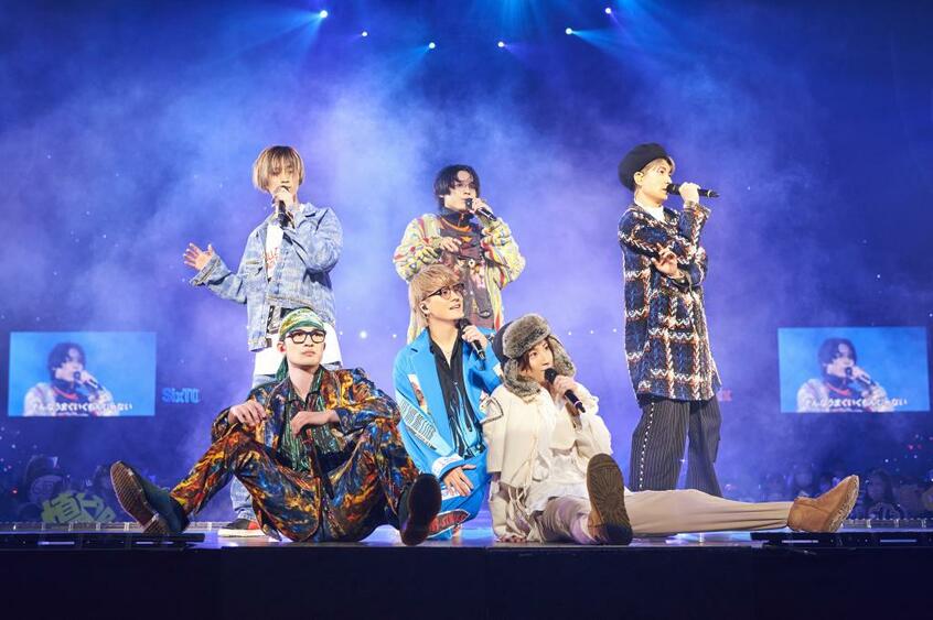 重低音が打ち寄せるアグレッシブなロックサウンドから、「フィギュア」のようなアイドルらしいキュートなポップスまで、振り幅もSixTONESの魅力の一つ