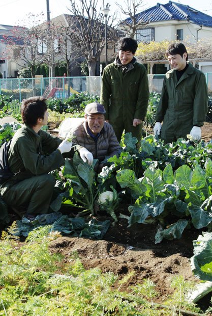 石泉愛らんど「自分たちで育てて収穫した野菜の味は格別」と話す３人の職業は、サービス業、ＳＥ、カメラマン。左から２人目が本橋さん（撮影／今祥雄）