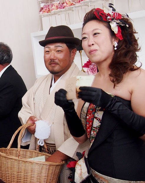 結婚式でにこまるクッキーを配る藤井夫婦。もらった人からは「可愛くて美味しい」と好評だった。