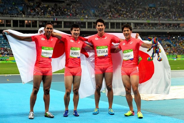 リオ大会陸上男子４００メートルリレーで銀メダルを獲得した日本チーム　（ｃ）朝日新聞社