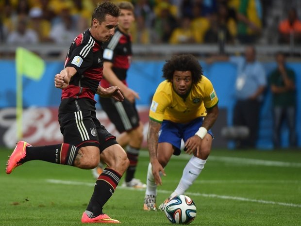 サッカーW杯ブラジル大会（2014 World Cup）準決勝、ブラジル対ドイツ。ゴールを決めるドイツのミロスラフ・クローゼ（Miroslav Klose、2014年7月8日撮影）。(c)AFP＝時事/AFPBB News
<br />記事「クローゼ、ブラジル戦でW杯最多得点記録を更新」より