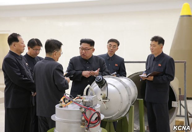 水爆とみられる装置を視察する金正恩朝鮮労働党委員長（中央）（朝鮮中央通信ＨＰから ）