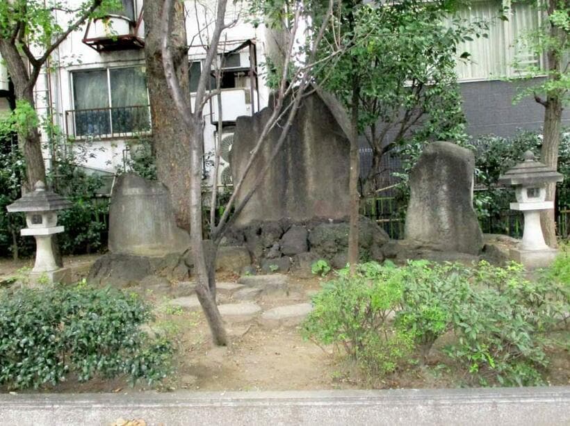 小伝馬町・十思公園内にある「吉田松陰先生終焉之地」碑。センターの大きな碑には下田から獄送りになる途中に詠んだ歌が記されている