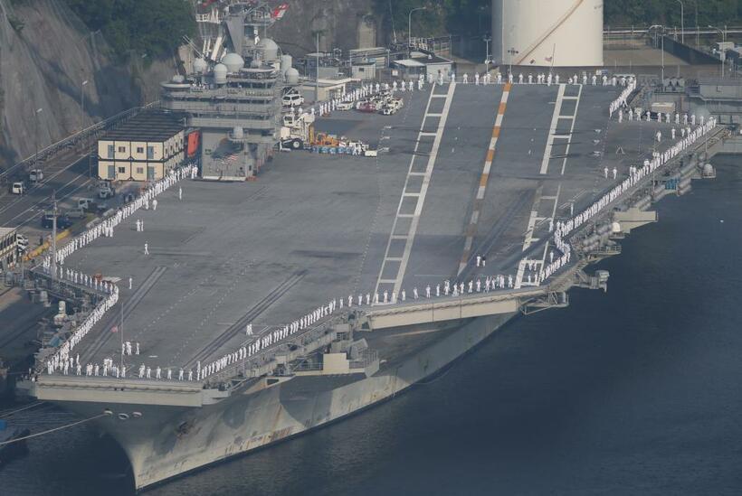 出港を待つ米海軍の原子力空母「ロナルド・レーガン」。甲板を取り囲むように乗員が整列していた／２０１７年５月、神奈川県横須賀市　（ｃ）朝日新聞社