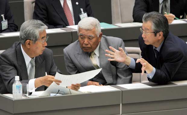 石原都政時、浜渦氏らと協議する石原氏　（ｃ）朝日新聞社