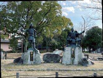 桶狭間古戦場公園がある一帯は合戦の中心地。義元が討ち取られた最期の地だと言われている。公園内には、義元（右）と信長の銅像が並んでいる