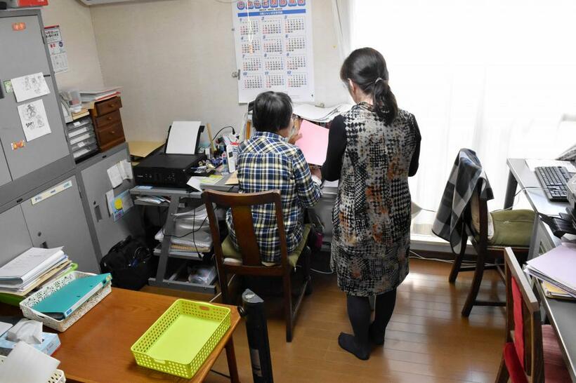 家で過ごす時間が増え、上がるリスクもある。５月１日、ＤＶや性暴力の被害者を支援する山口県のＮＰＯ法人の事務所で話し合うスタッフたち　（ｃ）朝日新聞社