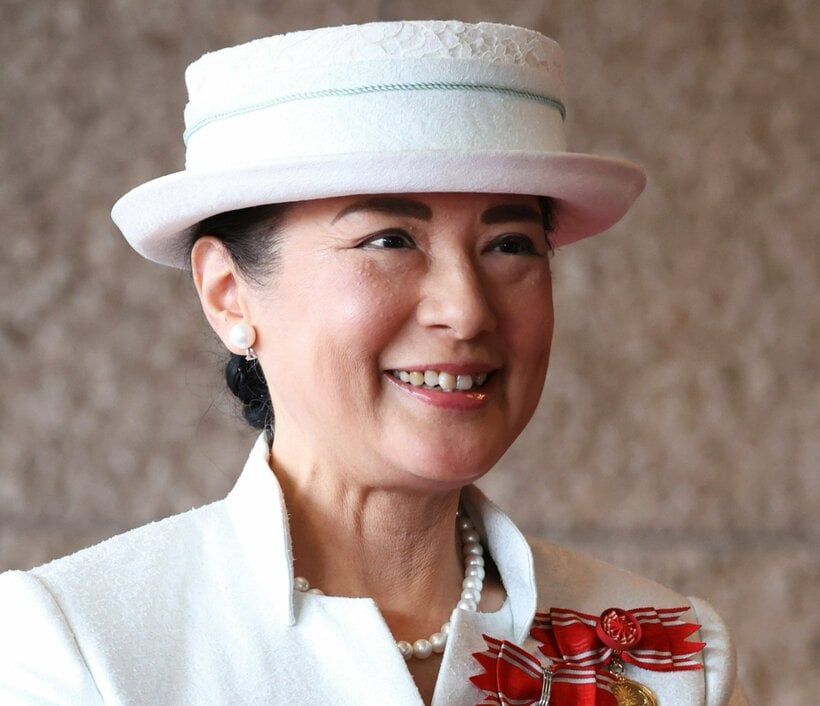 雅子さま定番の立て襟デザインのジャケット。襟元からのぞく真珠のネックレスとひとまわり大きな耳元のイヤリングが品良く調和している=2025年7月31日午後1時45分、東京都港区、JMPA