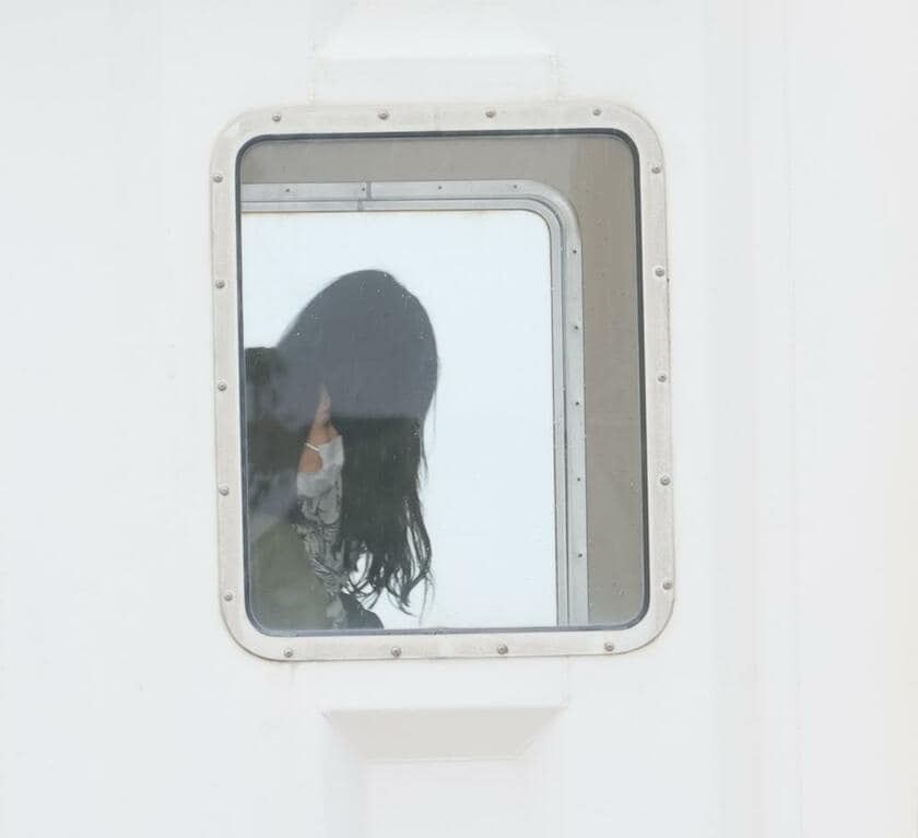 4月28日、空港から移送される須藤容疑者（C)朝日新聞社