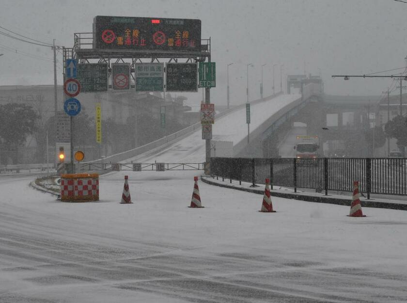 今年１月、積雪の影響で福岡都市高速が全面通行止めに