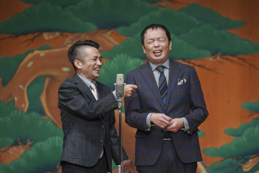 漫才を披露した中川家(C)吉本興業