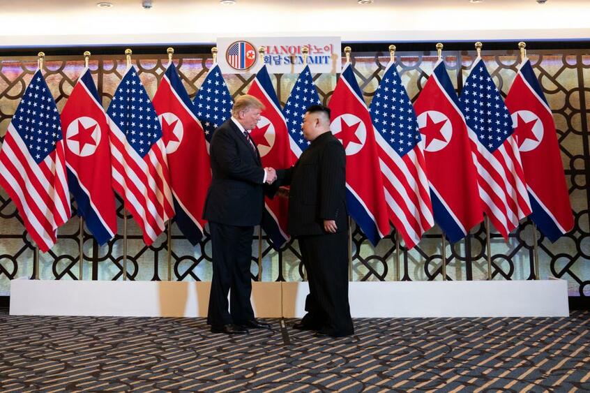 ハノイで始まった米朝首脳会談の初日に握手を交わすトランプ米大統領(左)と北朝鮮の金正恩・朝鮮労働党委員長/2月27日、ホテル「ソフィテル・レジェンド・メトロポール・ハノイ」で(写真:Anadolu Agency/Getty Images)