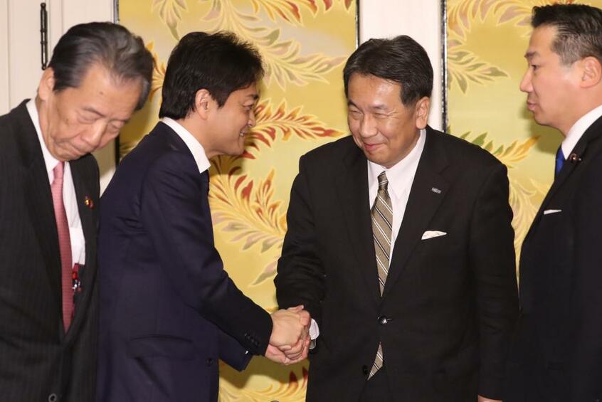 会談後の会見を終え、握手を交わす立憲民主党の枝野幸男代表(右から2人目)と国民民主党の玉木雄一郎代表(左から2人目)/2019年12月17日、国会内 (c)朝日新聞社