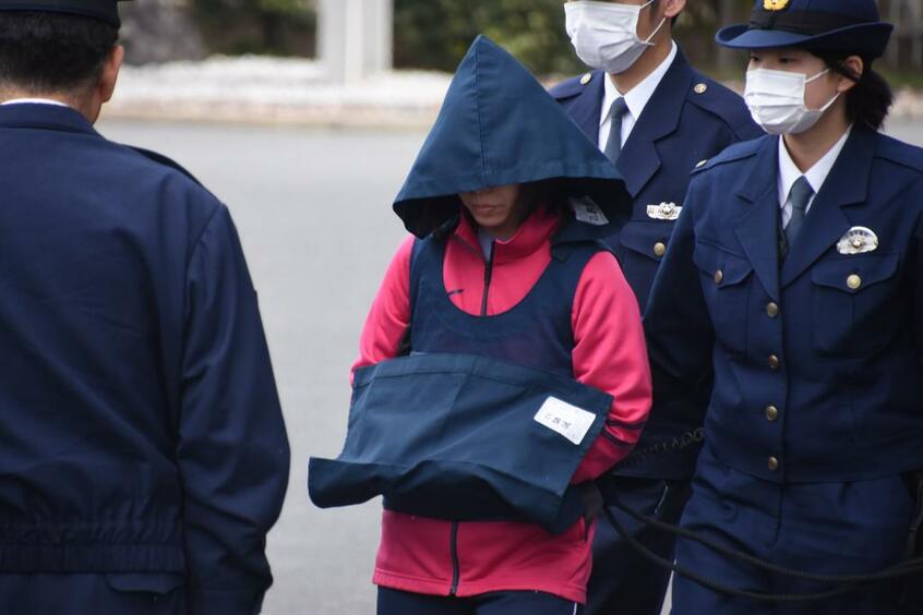 傷害容疑で千葉県警松戸署から送検された栗原なぎさ容疑者(c)朝日新聞社