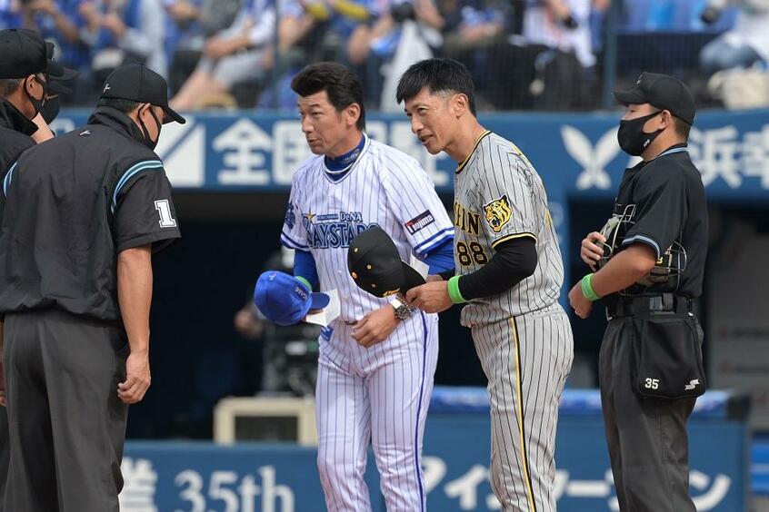 阪神の矢野燿大監督（中央右）とDeNAの三浦大輔監督（同左）／10月8日、横浜スタジアム