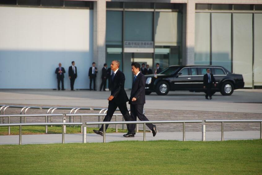 平和記念公園の慰霊碑に向かうオバマ米大統領と安倍晋三首相(ともに当時)。オバマ氏の広島訪問時も「目隠し」されていた=2016年5月27日、広島市中区、副島英樹撮影
