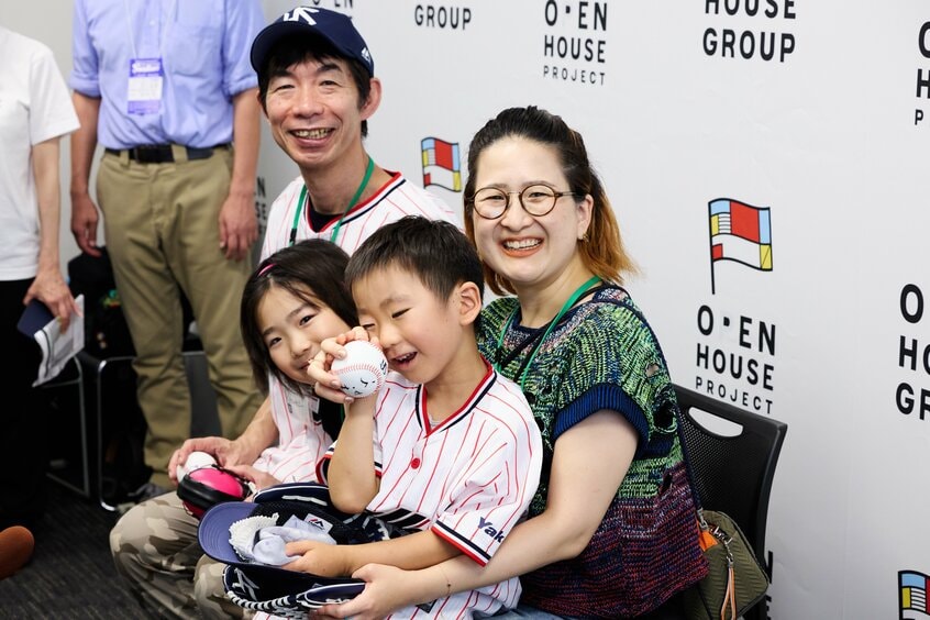 始球式直前には、背番号55のユニフォームを身に着けた楽くんに気づいた村上選手がサインボールをスタッフにそっと託す一幕も。父：聖志さん、母・真理子さん、姉・桃さんと臨んだ終了後の会見で「サインボール！　うれしかった！」と語る楽くん。（写真：佐藤創紀／写真映像部）