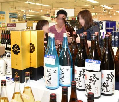 若者の間では日本酒ブームも (c)朝日新聞社