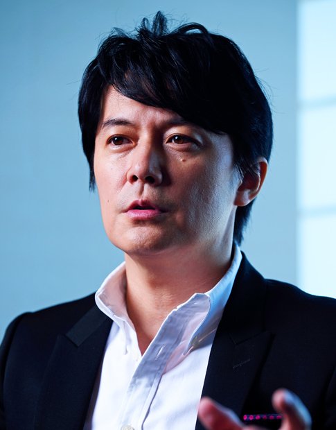 福山雅治(hair & make up・原田忠(資生堂)、styling・坂井達志、写真・篠塚ようこ)