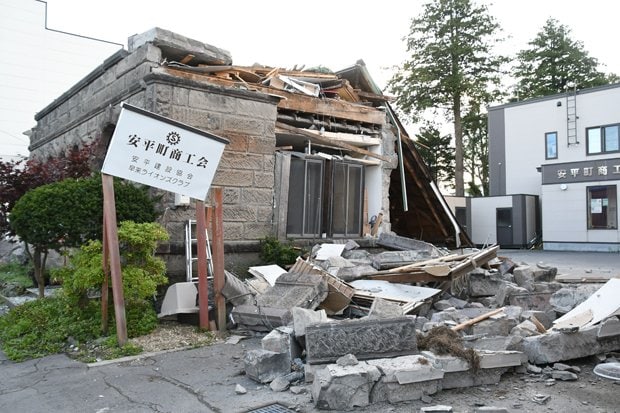 倒壊した建物　（ｃ）朝日新聞社