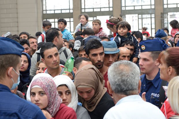 オーストリア、ドイツ方面への列車が出るブダペストの東駅には今も連日、ハンガリーに入った数千人の難民が詰めかけている／９月１０日（撮影／朝日新聞社・喜田尚）　（c）朝日新聞社　＠＠写禁
<br />