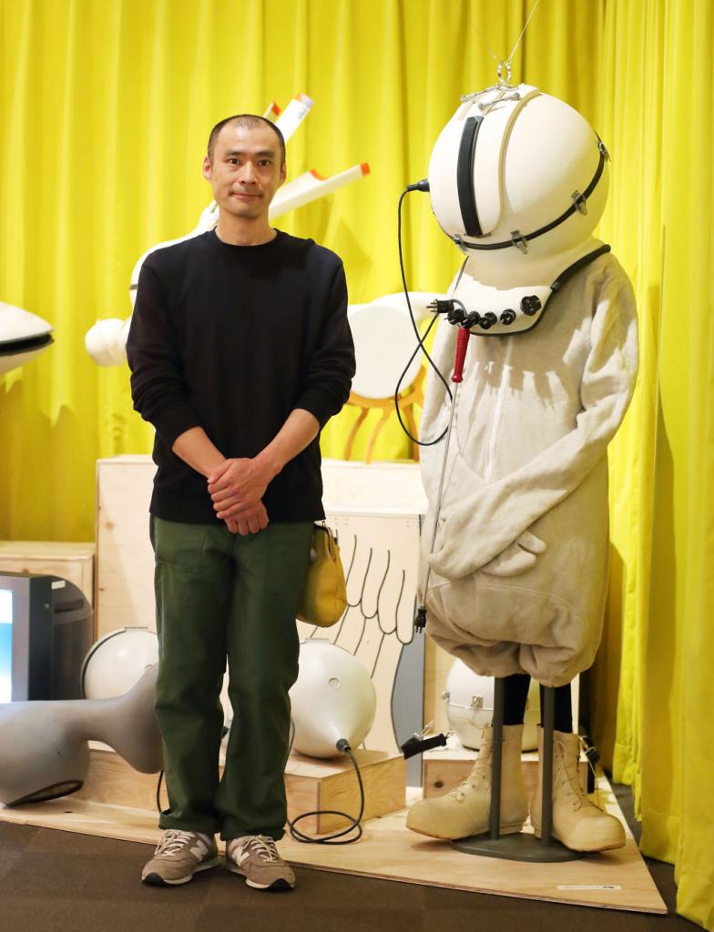 筑波大時代の立体造形作品が会場に並ぶ。写真は「ACcess100」。かぶると暗くて何も見えないが、頭から伸びる電源コードをコンセントに差し込めば、眼前が開いて視界が開ける(撮影/写真映像部・加藤夏子)