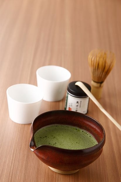 茶殻が出ず、後片付けが楽。この器があると、抹茶を気軽に楽しめる抹茶は粒子が細かく静電気でダマになりやすい。そのため、点てる前に右ページの抹茶篩でこすと、よりなめらかでおいしいお薄が点てられる。マグカップや、写真のような蕎麦猪口で気軽に楽しみたい（撮影／外山亮一・スタジオ・テンフォー）