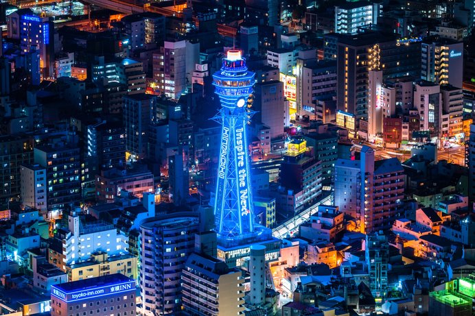 きらびやかなネオン瞬く大阪の街にそびえる通天閣
