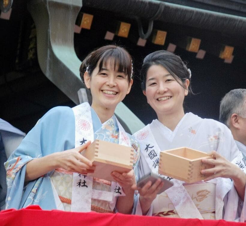 東京都府中市で生まれ育った中倉彰子（左）と宏美（右）。地元・大國魂神社の節分祭では、ずっと豆まき役を務めている