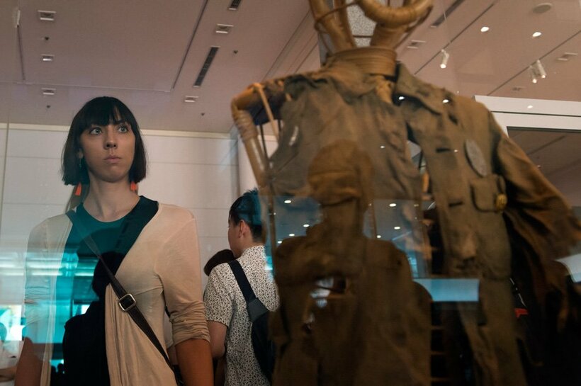 広島平和記念資料館東館の企画展示室で、被爆者の遺品である、原爆でボロボロになった服を見つめるホイットニー・ピューツさん。来夏まで改修工事中の本館の展示物の一部がここで見られる（撮影／楠本涼）