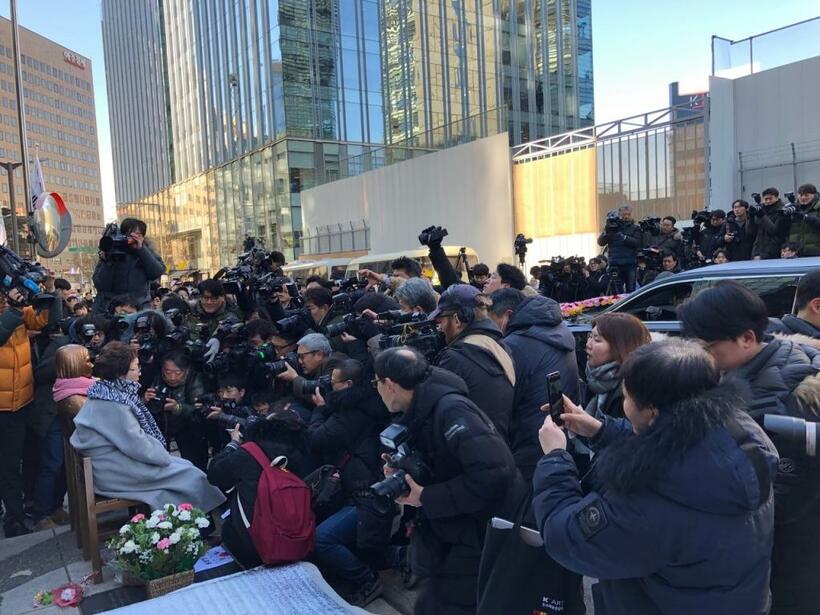 2019年2月1日、ソウルの日本大使館前で盟友の金学順さんの葬儀の日、メディアに囲まれる李容洙さん(撮影・北原みのり)