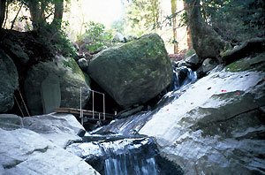 中島さんは、登山の趣味でもよく知られている。神奈川県相模の大山。一見、何の変哲もない風景だが、ステレオカメラで撮ると岩肌と水の流れに圧倒的な立体感が出る