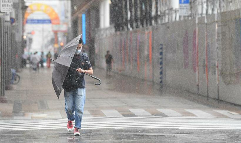 ９月上旬、九州を襲った台風１０号により鹿児島市内も激しい風雨となった（ｃ）朝日新聞社