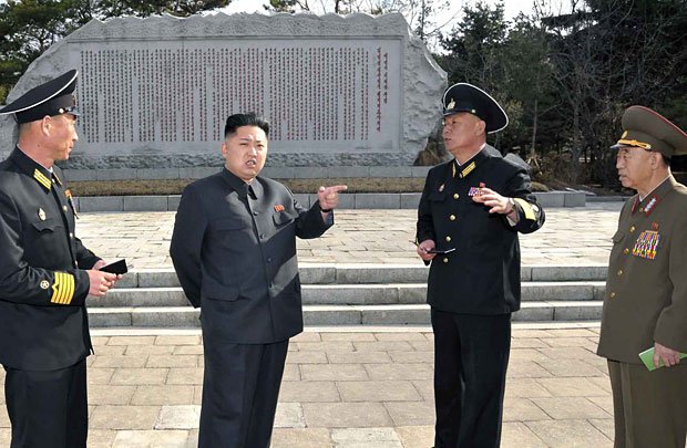 金正恩氏（左から二人目）　（c）朝日新聞社　＠＠写禁