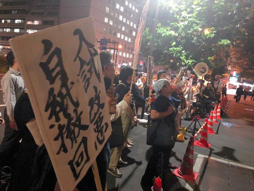 文部科学省の前で抗議する市民ら（ｃ）朝日新聞社