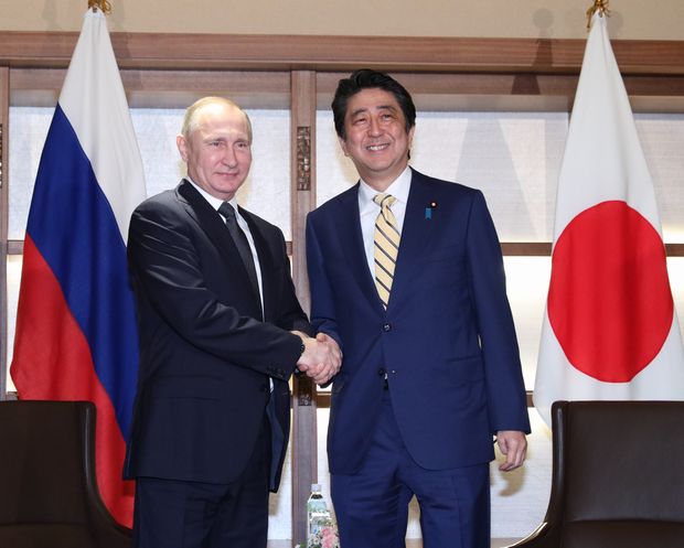 首脳会談の冒頭、握手を交わすロシアのプーチン大統領（左）と安倍晋三首相。首相の地元で行われた初日の会談は、夕食を囲みながらも続き、計約５時間にわたった／１２月１５日、山口県長門市　（ｃ）朝日新聞社