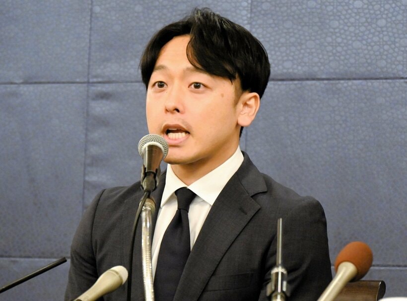 記者会見する新実彰平氏（2024年10月）