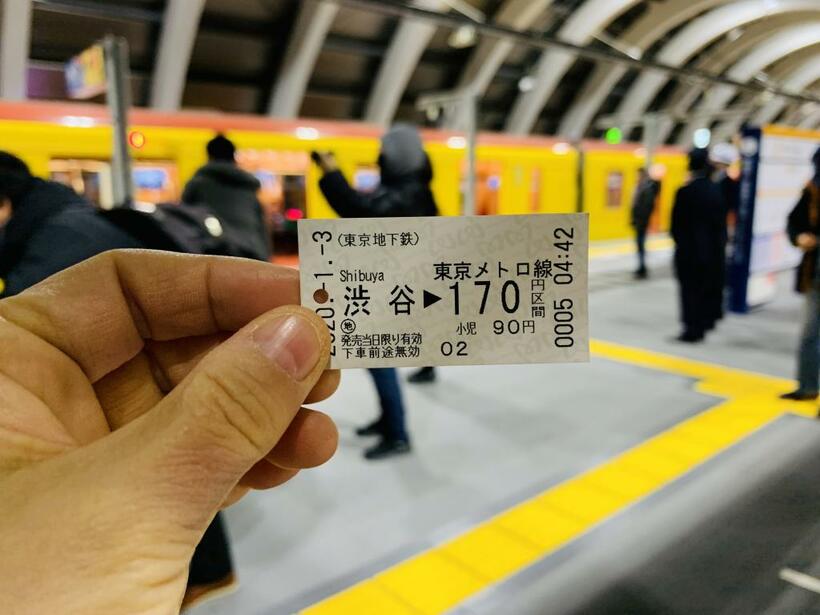 ゲットした切符を、発車を待つ初電をバックに記念撮影(撮影/福光恵)