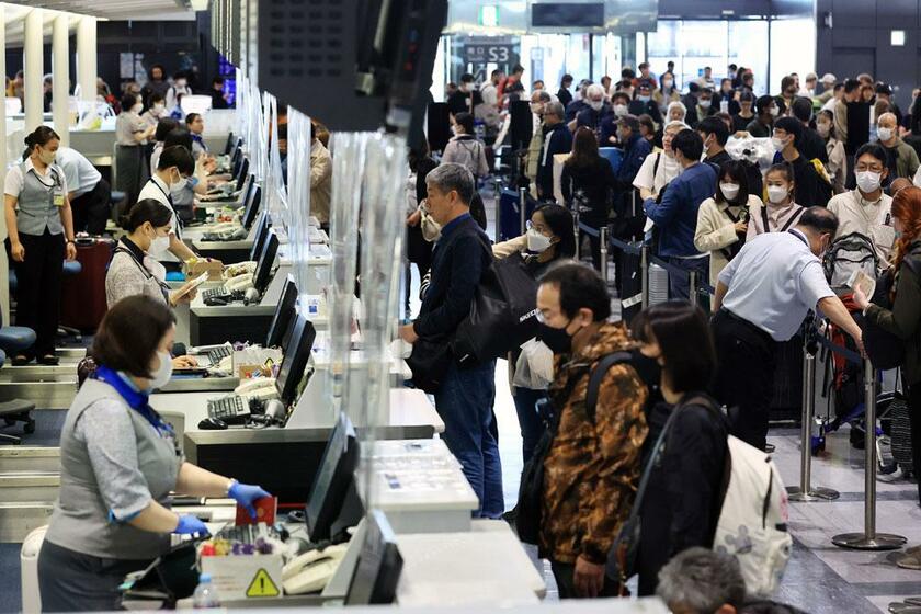 4月28日朝、大型連休を前に、出国手続きをする人々で混み合う成田空港・国際線の出発ロビー