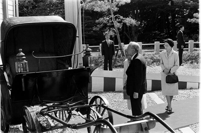 新婚思い出の地である猪苗代湖畔の天鏡閣を再訪し、当時使った馬車を見つめる昭和天皇と香淳皇后＝1984年9月