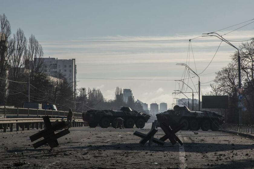 ロシアの侵攻でウクライナの人々の日常は一変した。キエフでは爆発と銃撃が繰り返され、道路や建物が破壊された／２月２６日（写真：ｇｅｔｔｙｉｍａｇｅｓ）