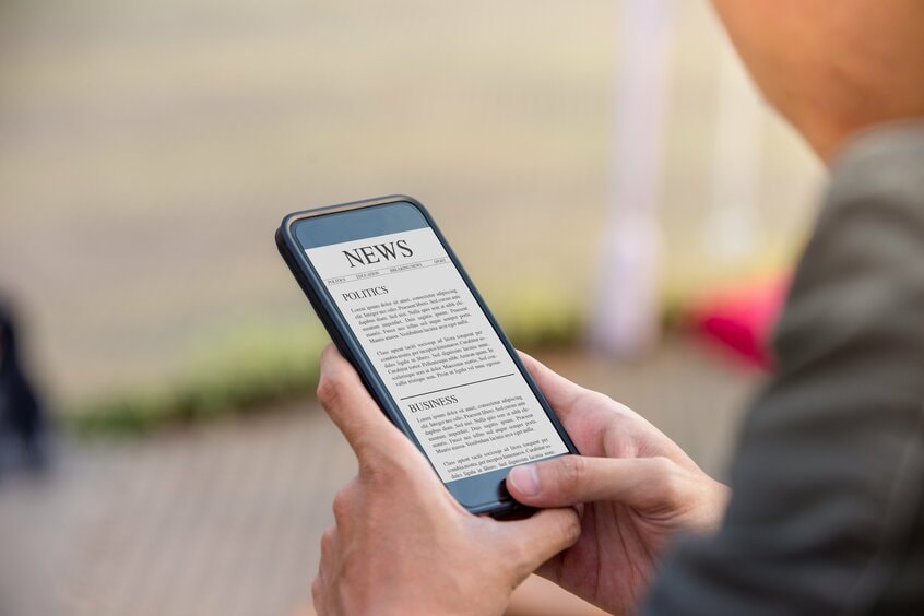 今では多くの人が新聞や雑誌といった紙媒体ではなくスマホなどからニュース記事を読んでいる(photo gettyimages)