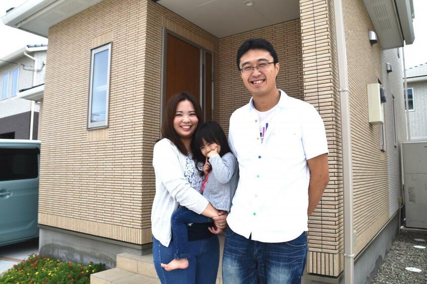 田端さん一家。車社会だが、徒歩圏内にスーパーやコンビニも。ご近所さんは田端さん同様、他府県からの移住者だという(撮影/編集部・澤田晃宏)