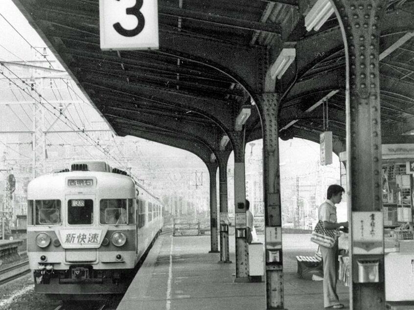 当初は113系で運転を開始した「新快速」だが、1972年から塗色変更された急行形電車の153系が投入され、一気にグレードアップした。(C)朝日新聞社